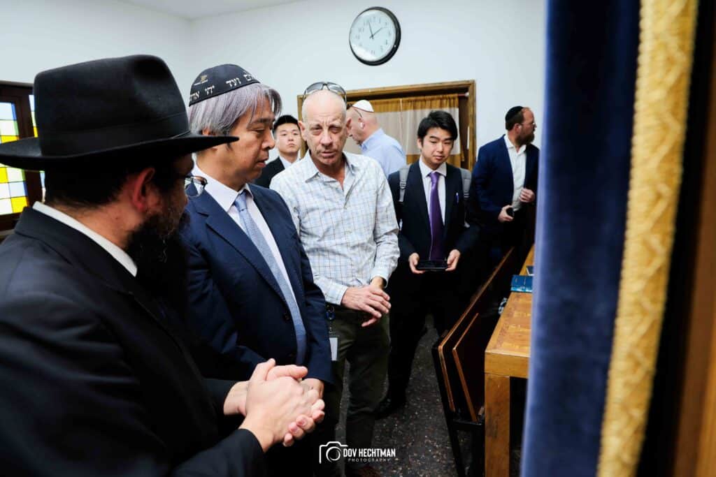 שגריר יפן בישראל ביקר בכפר חב"ד וישב להתוועדות