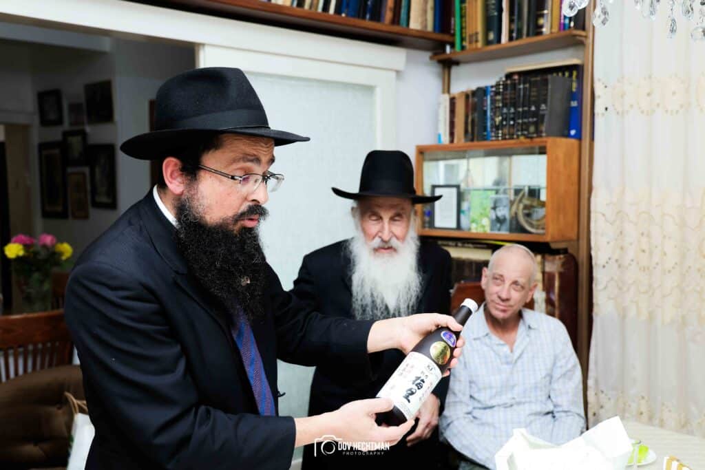 שגריר יפן בישראל ביקר בכפר חב"ד וישב להתוועדות