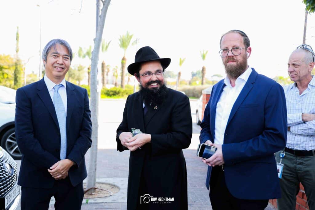 שגריר יפן בישראל ביקר בכפר חב"ד וישב להתוועדות