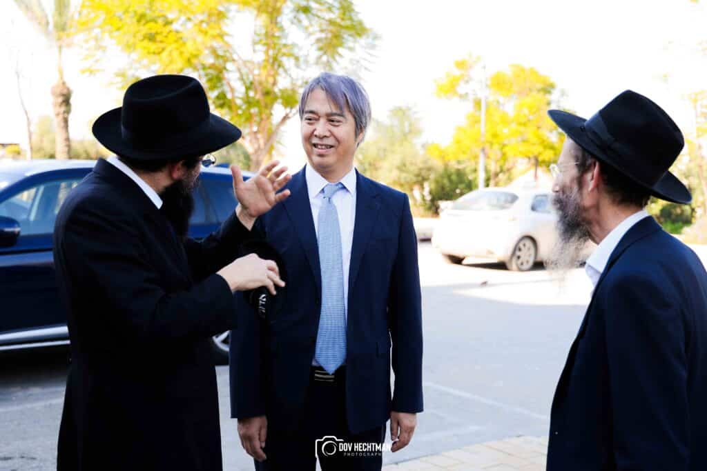 שגריר יפן בישראל ביקר בכפר חב"ד וישב להתוועדות