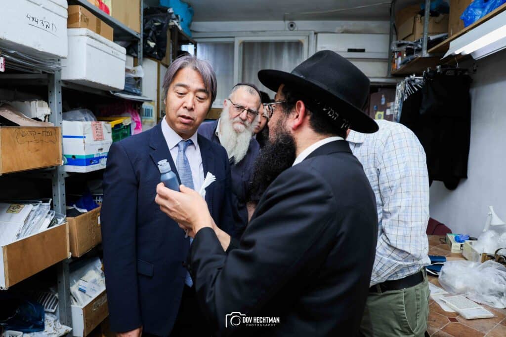 שגריר יפן בישראל ביקר בכפר חב"ד וישב להתוועדות