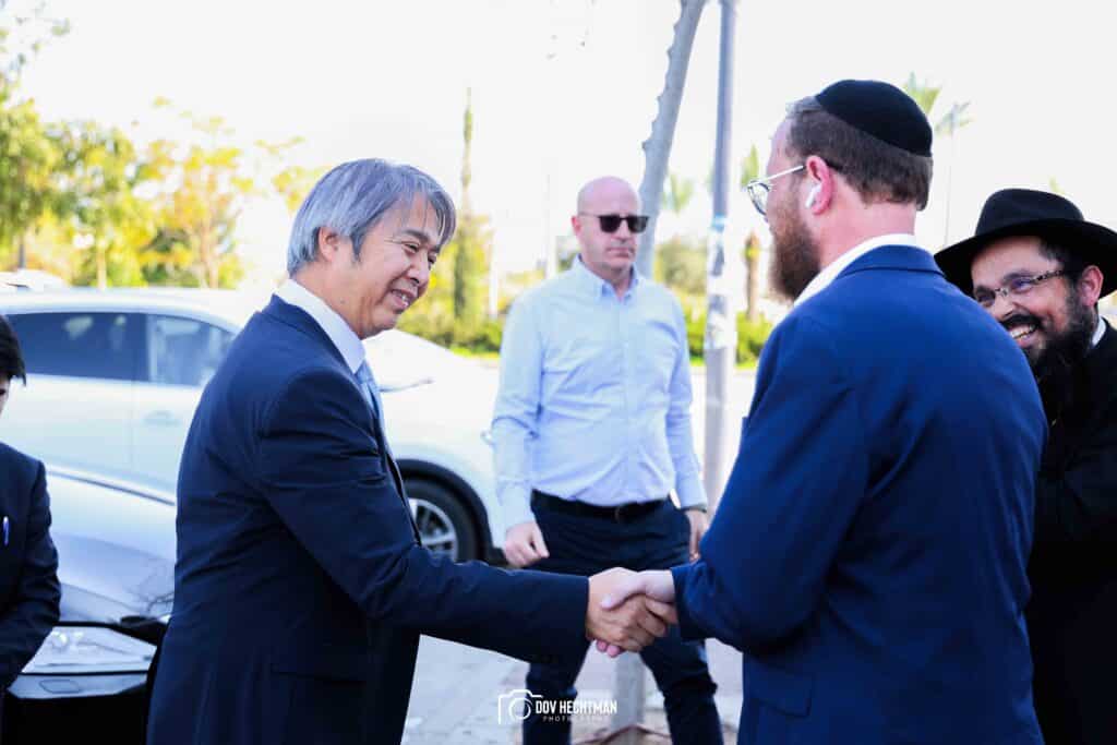 שגריר יפן בישראל ביקר בכפר חב"ד וישב להתוועדות
