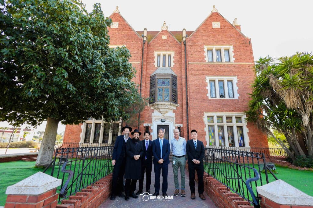 שגריר יפן בישראל ביקר בכפר חב"ד וישב להתוועדות