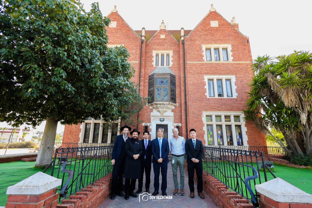 שגריר יפן בישראל ביקר בכפר חב"ד וישב להתוועדות