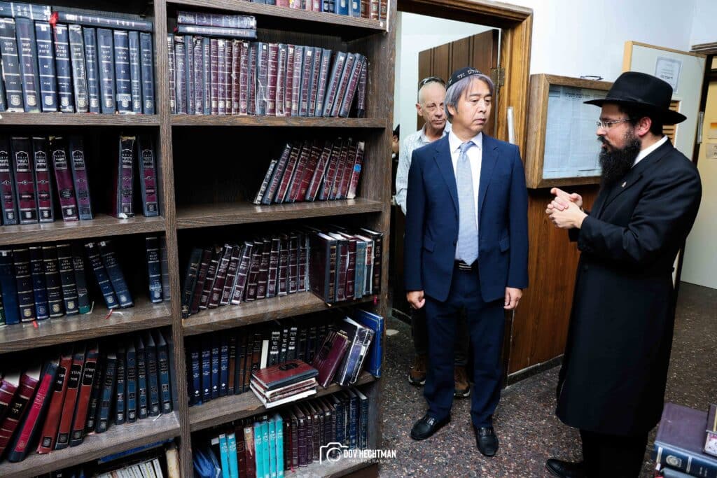 שגריר יפן בישראל ביקר בכפר חב"ד וישב להתוועדות