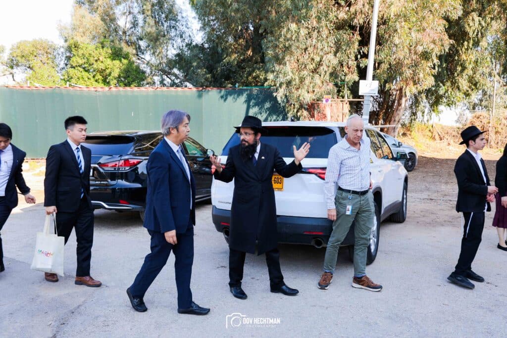 שגריר יפן בישראל ביקר בכפר חב"ד וישב להתוועדות