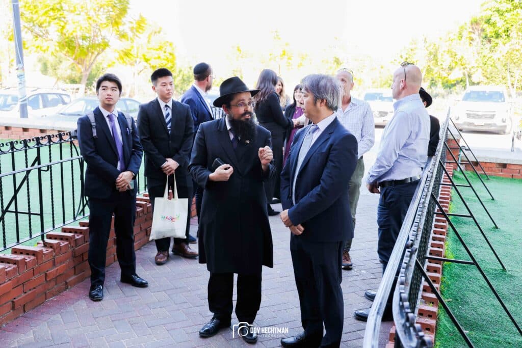 שגריר יפן בישראל ביקר בכפר חב"ד וישב להתוועדות