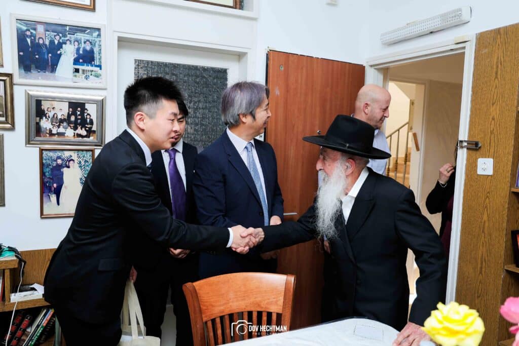 שגריר יפן בישראל ביקר בכפר חב"ד וישב להתוועדות