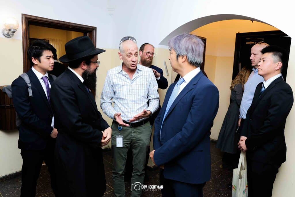 שגריר יפן בישראל ביקר בכפר חב"ד וישב להתוועדות