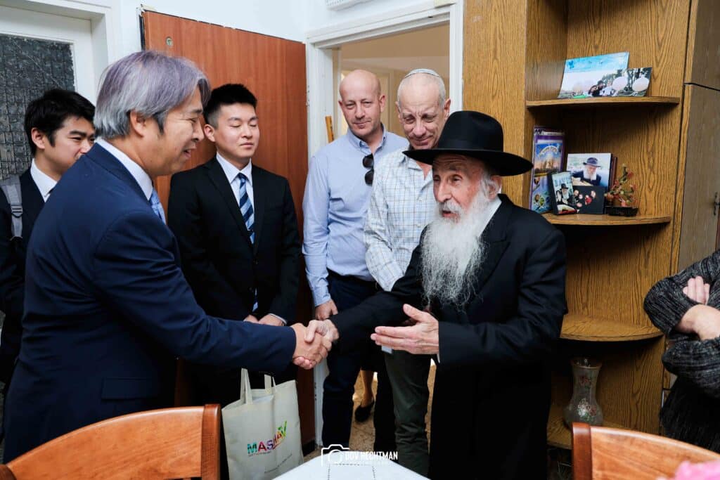 שגריר יפן בישראל ביקר בכפר חב"ד וישב להתוועדות