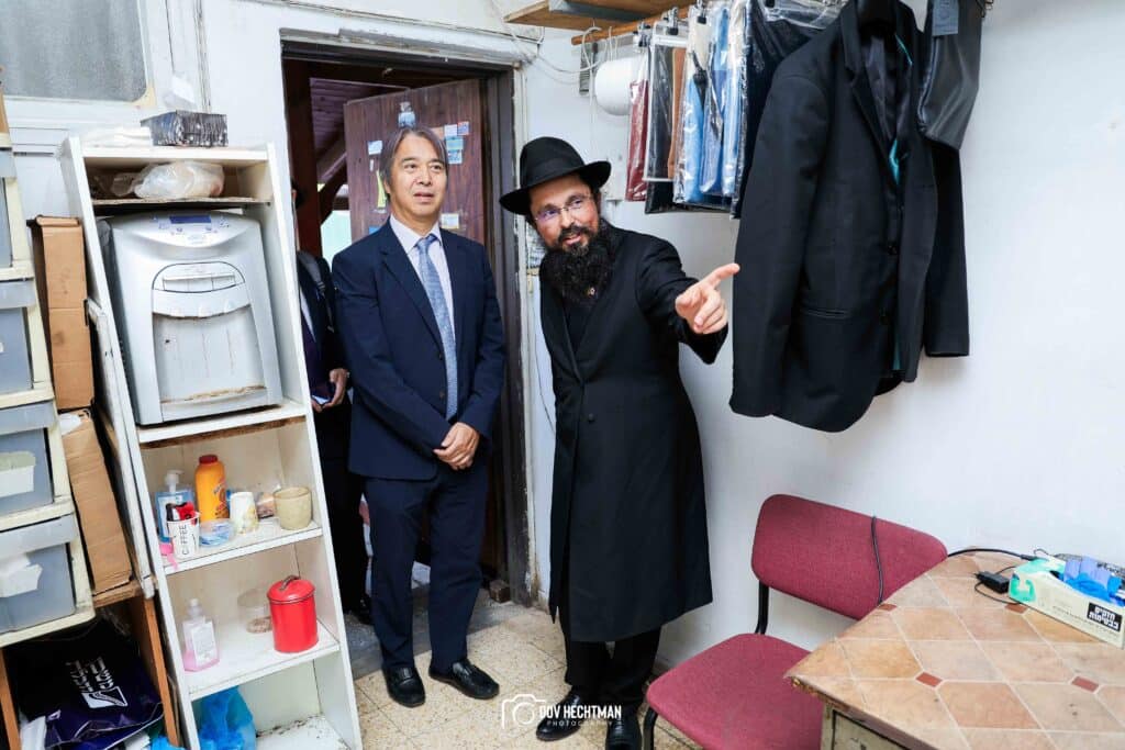 שגריר יפן בישראל ביקר בכפר חב"ד וישב להתוועדות