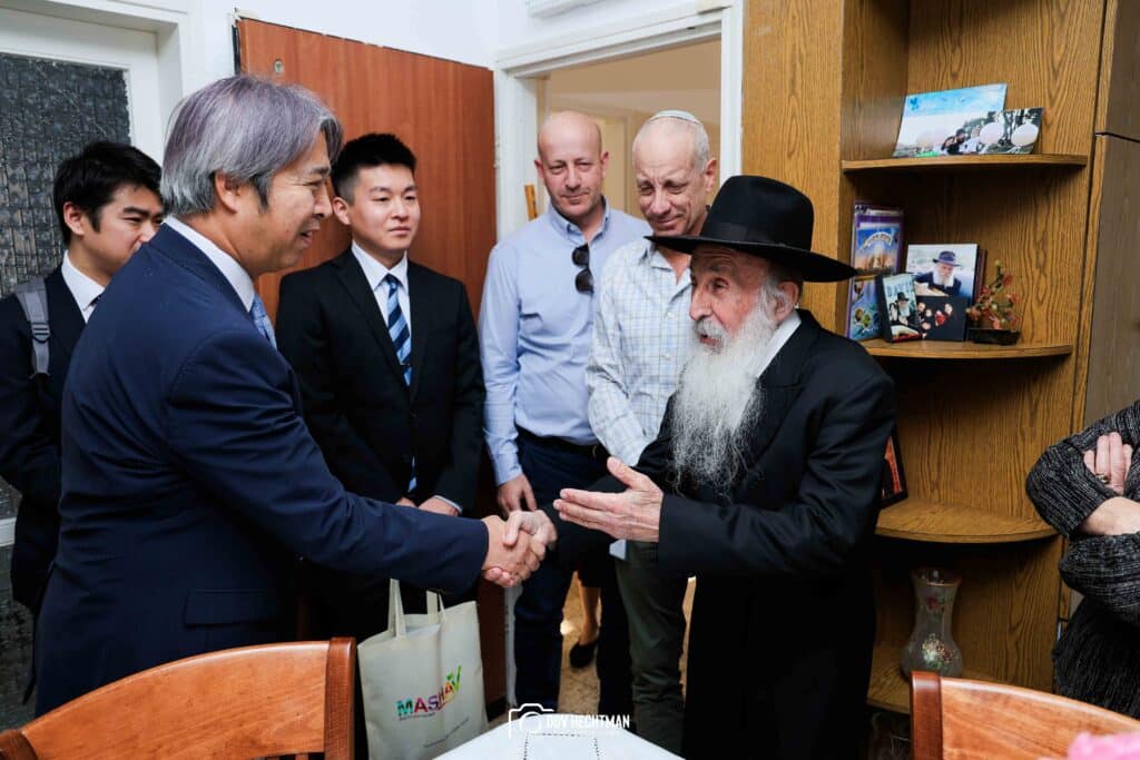 שגריר יפן בישראל ביקר בכפר חב"ד וישב להתוועדות