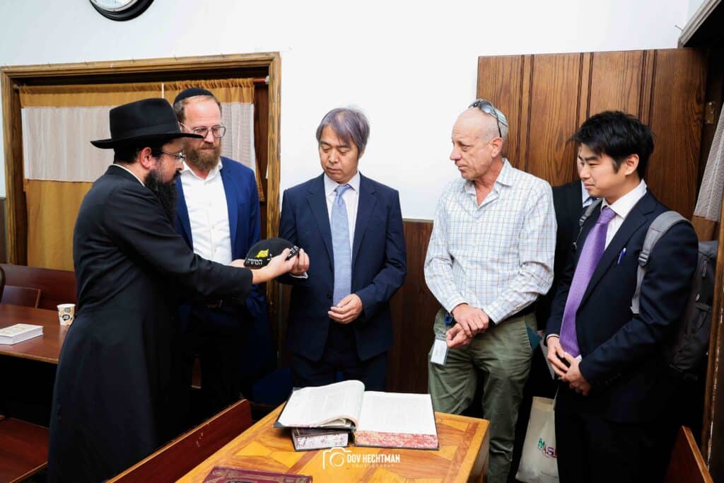 שגריר יפן בישראל ביקר בכפר חב"ד וישב להתוועדות
