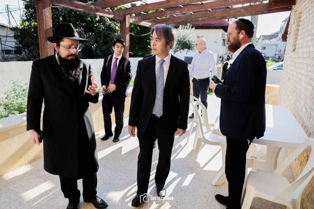 שגריר יפן בישראל ביקר בכפר חב"ד וישב להתוועדות