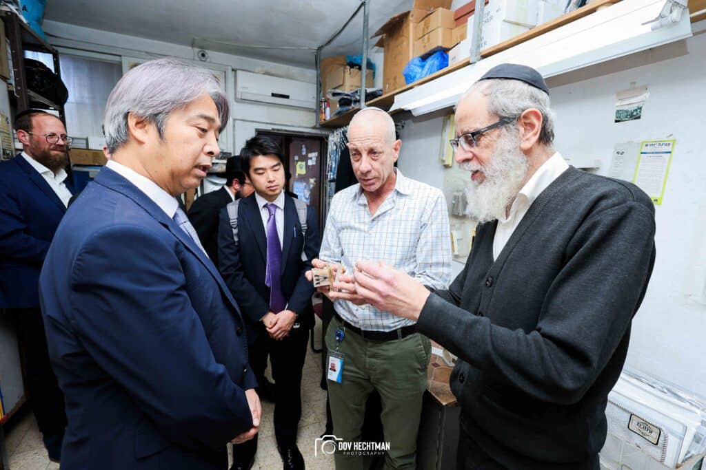 שגריר יפן בישראל ביקר בכפר חב"ד וישב להתוועדות