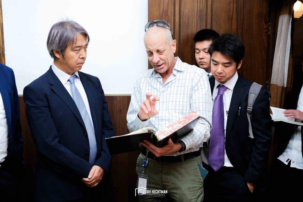 שגריר יפן בישראל ביקר בכפר חב"ד וישב להתוועדות