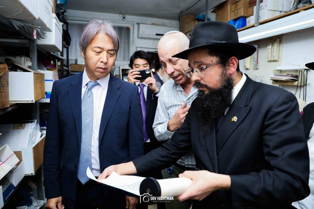 שגריר יפן בישראל ביקר בכפר חב"ד וישב להתוועדות