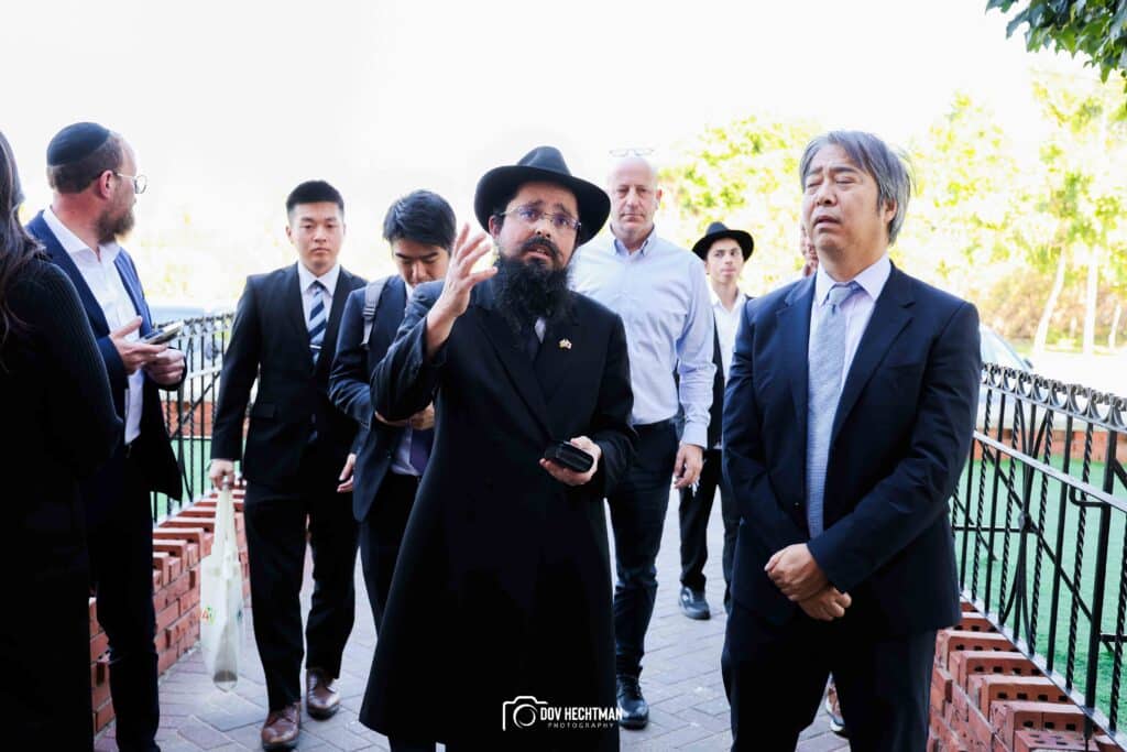 שגריר יפן בישראל ביקר בכפר חב"ד וישב להתוועדות