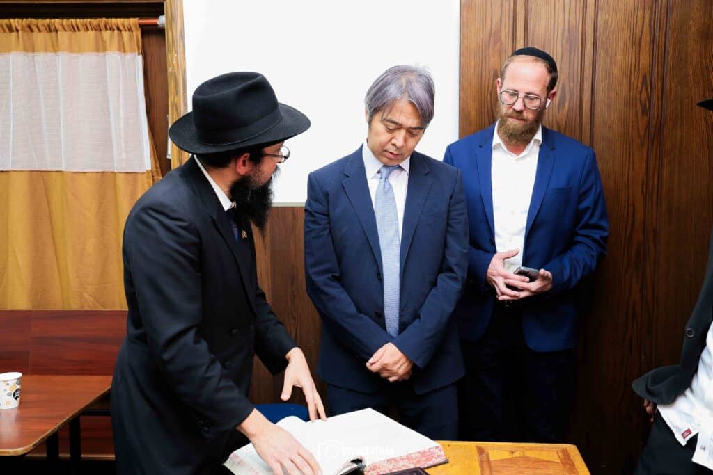 שגריר יפן בישראל ביקר בכפר חב"ד וישב להתוועדות
