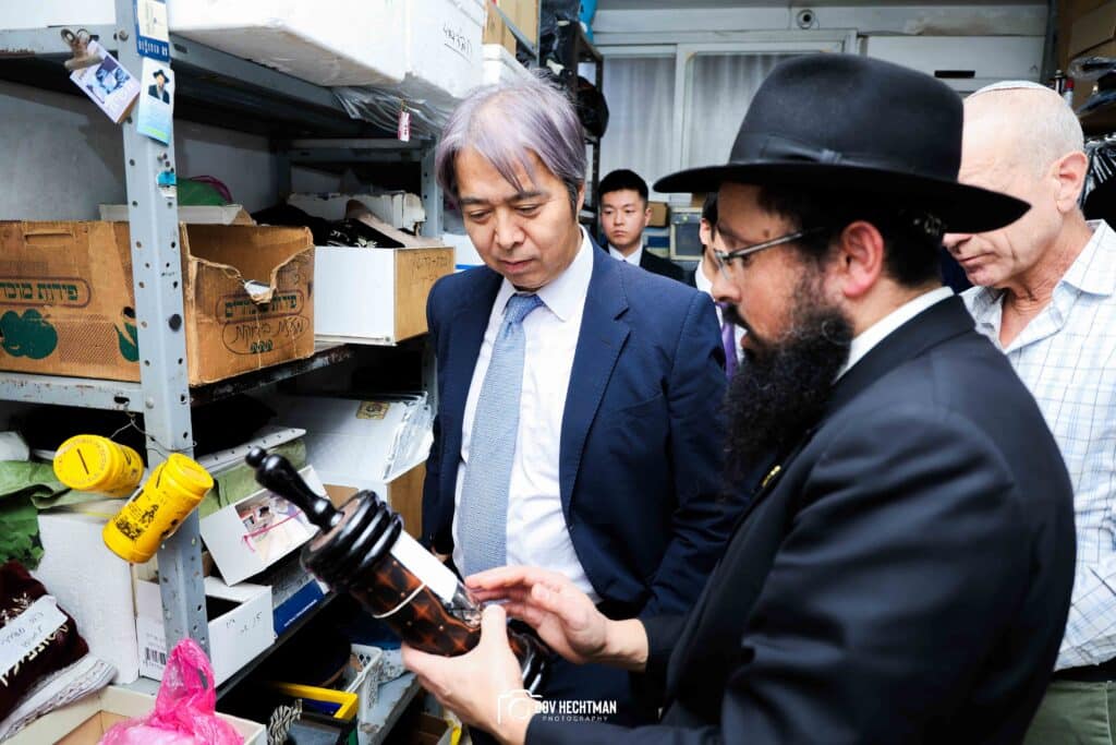 שגריר יפן בישראל ביקר בכפר חב"ד וישב להתוועדות