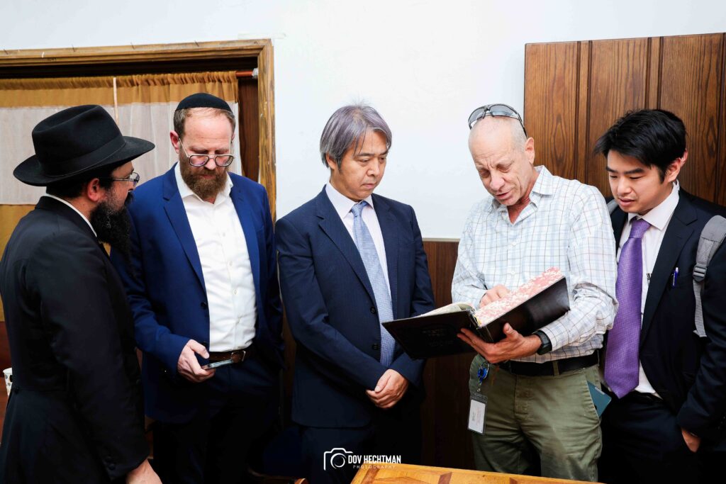 שגריר יפן בישראל ביקר בכפר חב"ד וישב להתוועדות