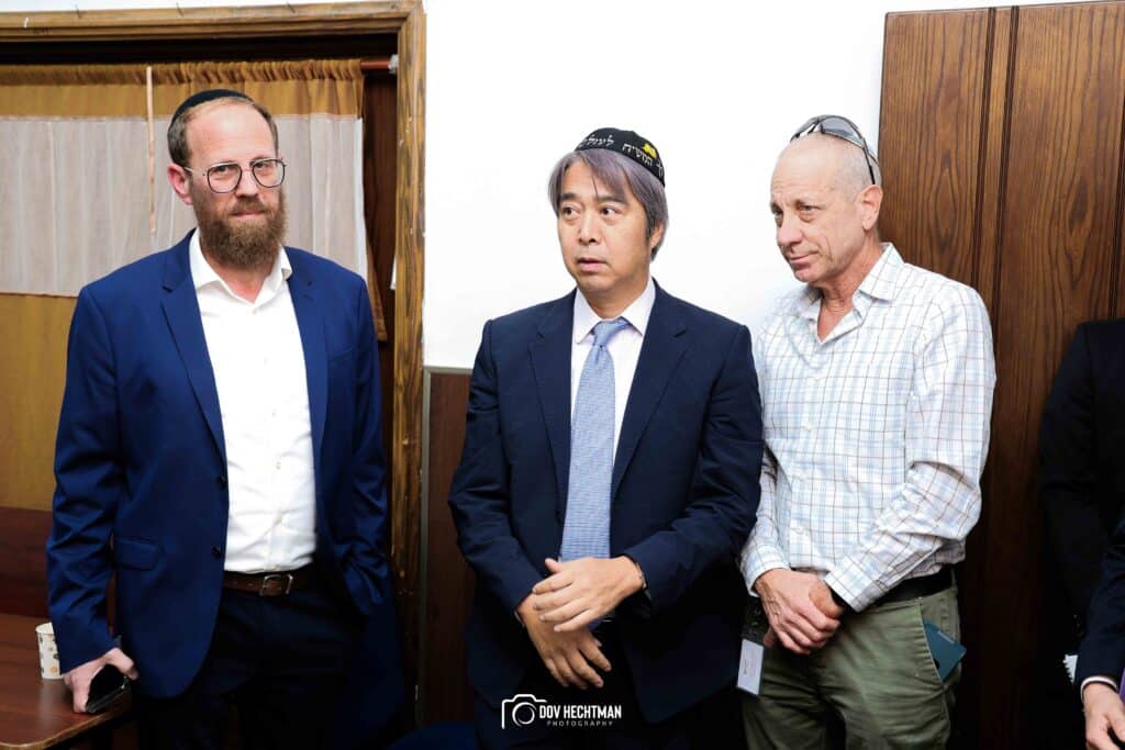 שגריר יפן בישראל ביקר בכפר חב"ד וישב להתוועדות