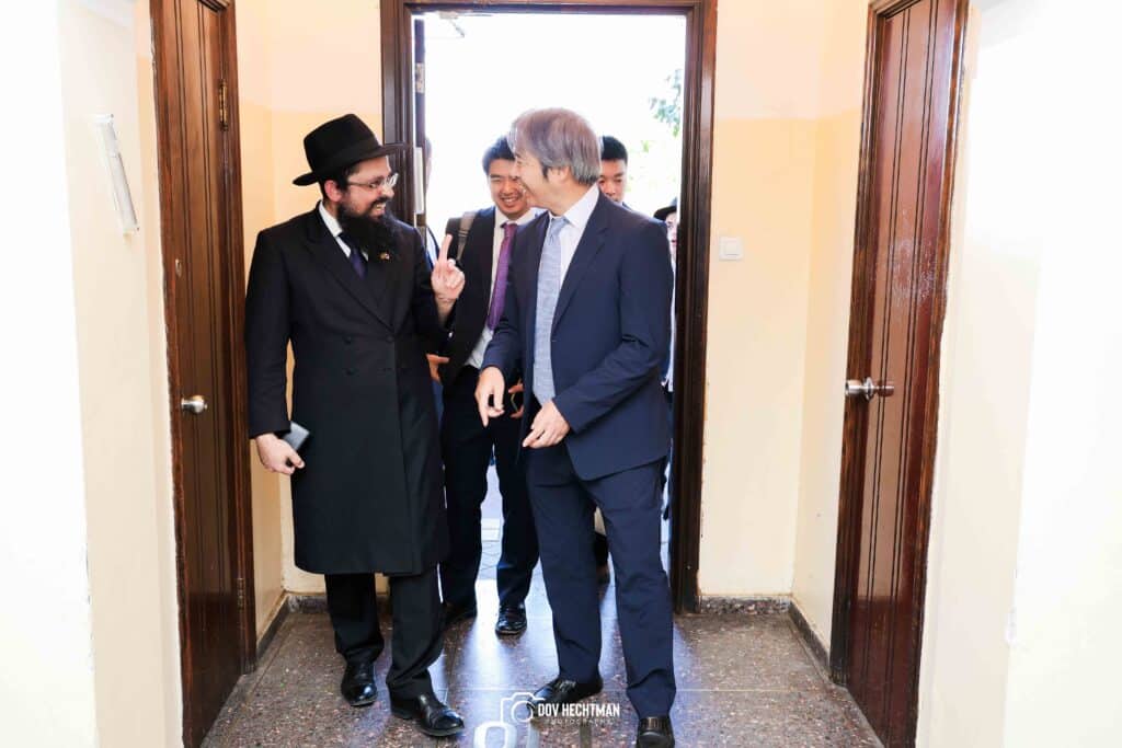 שגריר יפן בישראל ביקר בכפר חב"ד וישב להתוועדות