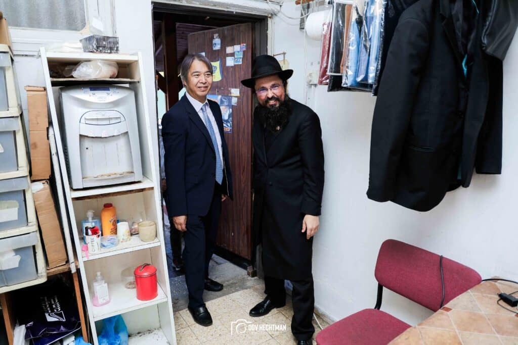 שגריר יפן בישראל ביקר בכפר חב"ד וישב להתוועדות