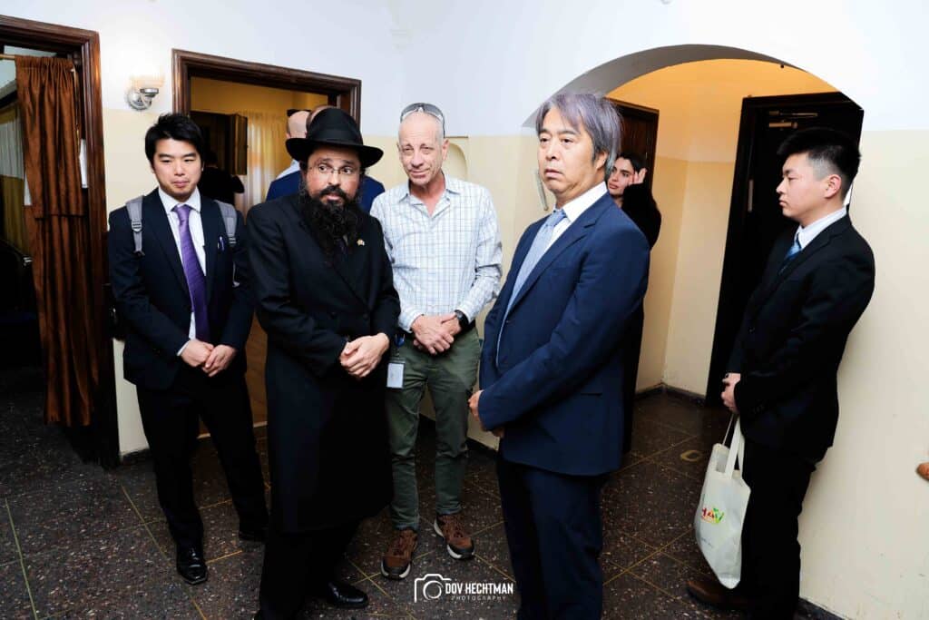 שגריר יפן בישראל ביקר בכפר חב"ד וישב להתוועדות