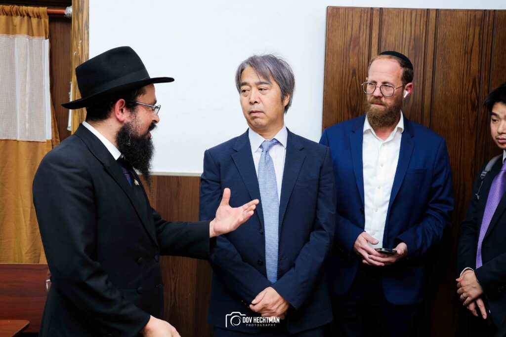 שגריר יפן בישראל ביקר בכפר חב"ד וישב להתוועדות