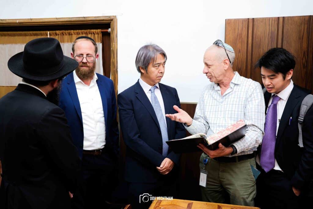 שגריר יפן בישראל ביקר בכפר חב"ד וישב להתוועדות