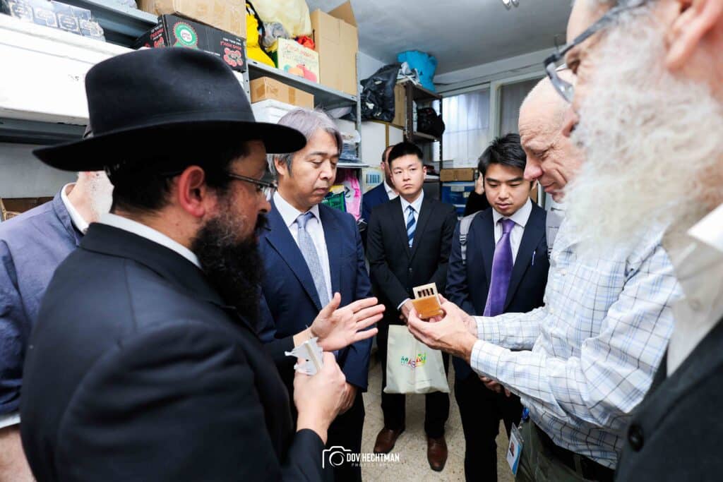 שגריר יפן בישראל ביקר בכפר חב"ד וישב להתוועדות