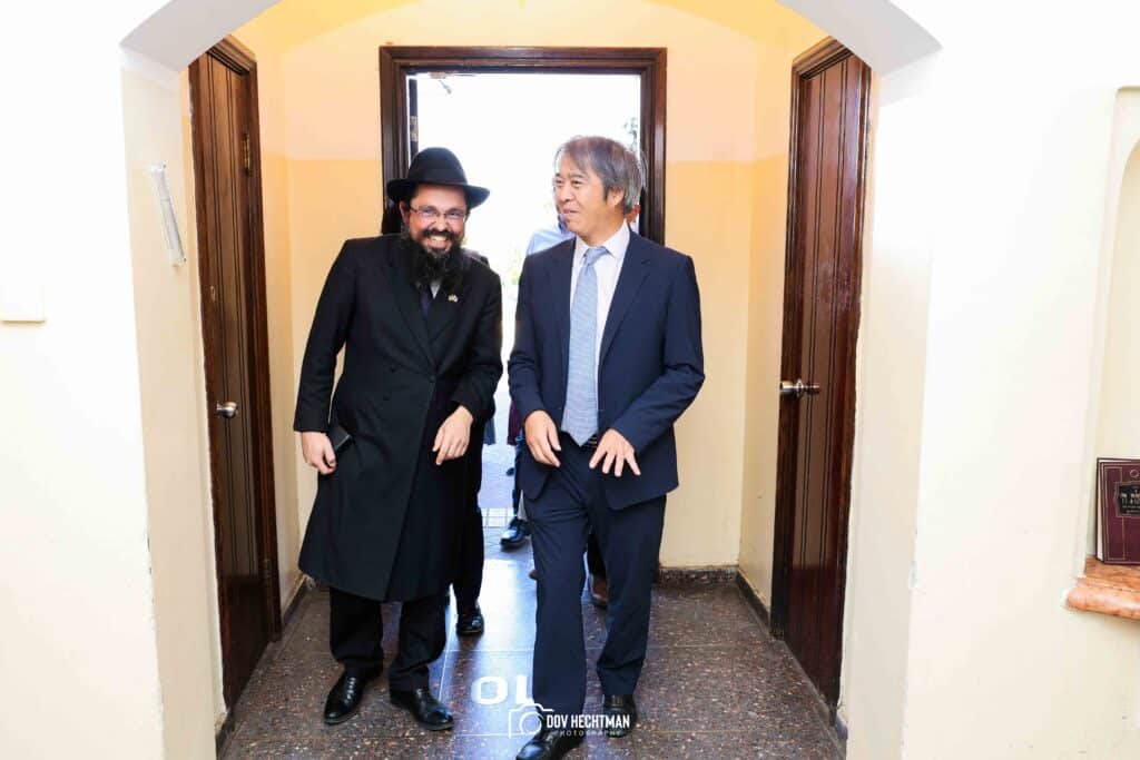 שגריר יפן בישראל ביקר בכפר חב"ד וישב להתוועדות