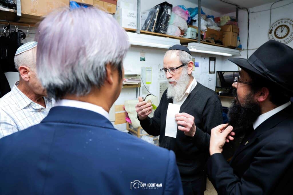 שגריר יפן בישראל ביקר בכפר חב"ד וישב להתוועדות