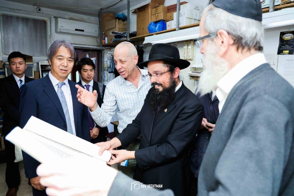 שגריר יפן בישראל ביקר בכפר חב"ד וישב להתוועדות