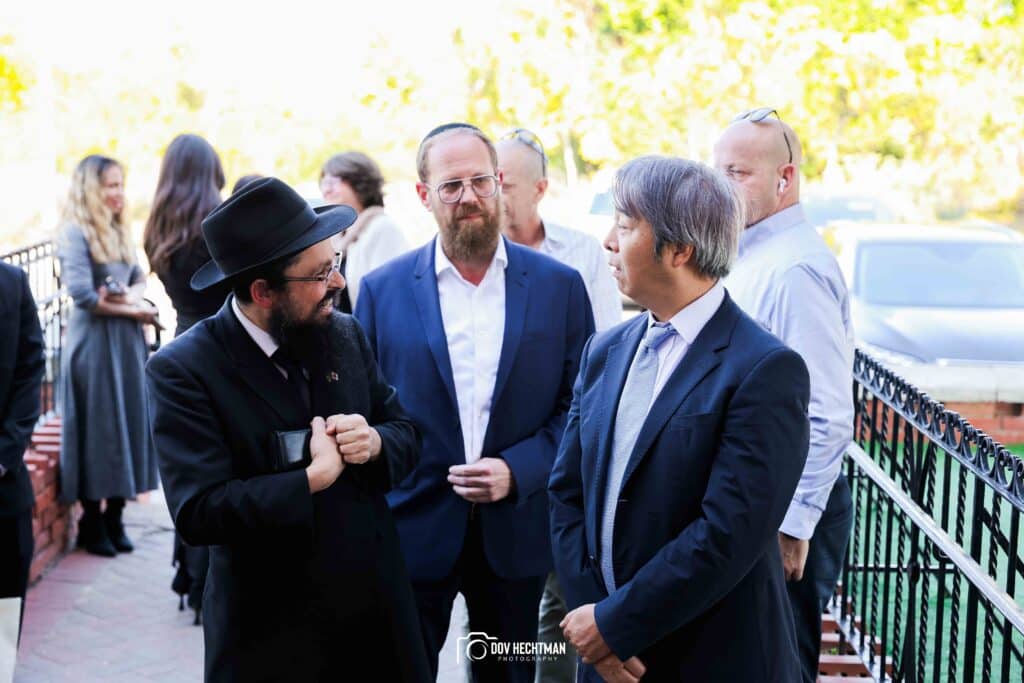 שגריר יפן בישראל ביקר בכפר חב"ד וישב להתוועדות