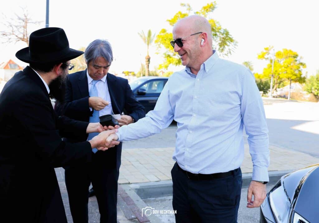 שגריר יפן בישראל ביקר בכפר חב"ד וישב להתוועדות