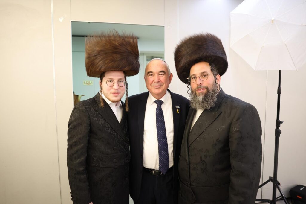 יועץ התקשורת ערך ברית לבנו הבכור - כולם התייצבו • צפו