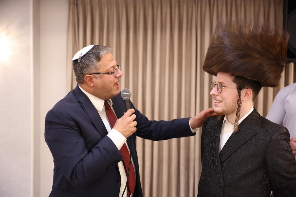 יועץ התקשורת ערך ברית לבנו הבכור - כולם התייצבו • צפו