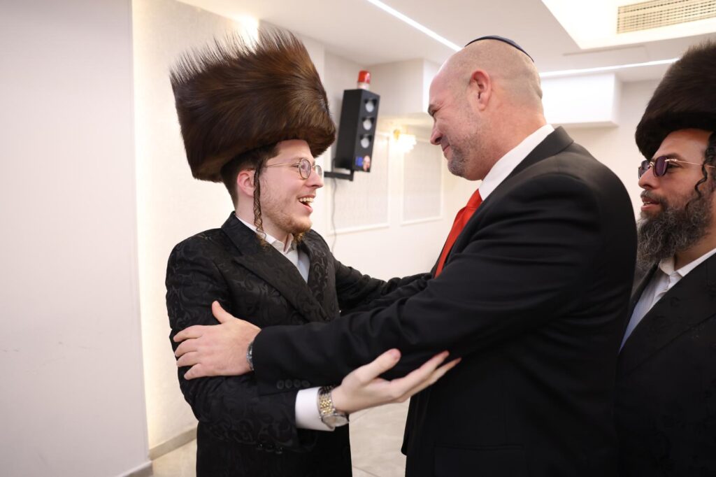 יועץ התקשורת ערך ברית לבנו הבכור - כולם התייצבו • צפו