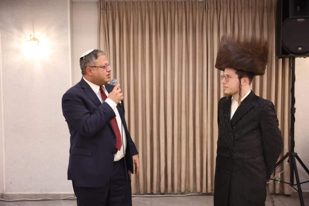 יועץ התקשורת ערך ברית לבנו הבכור - כולם התייצבו • צפו