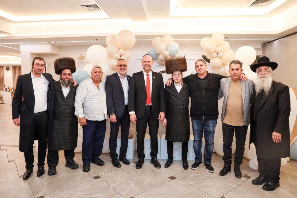 יועץ התקשורת ערך ברית לבנו הבכור - כולם התייצבו • צפו