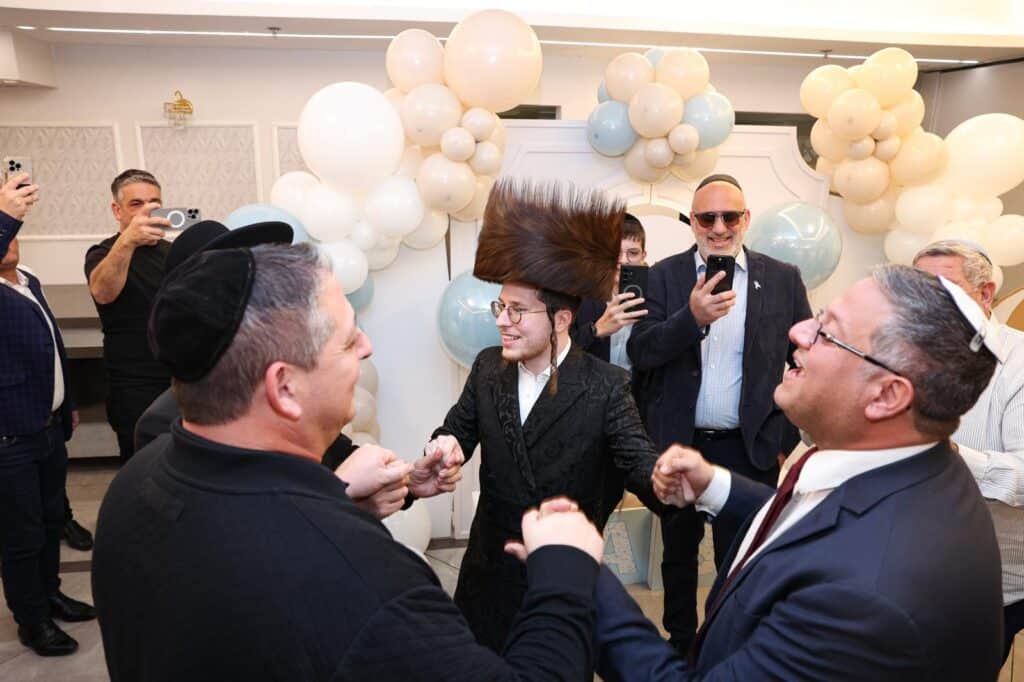 יועץ התקשורת ערך ברית לבנו הבכור - כולם התייצבו • צפו