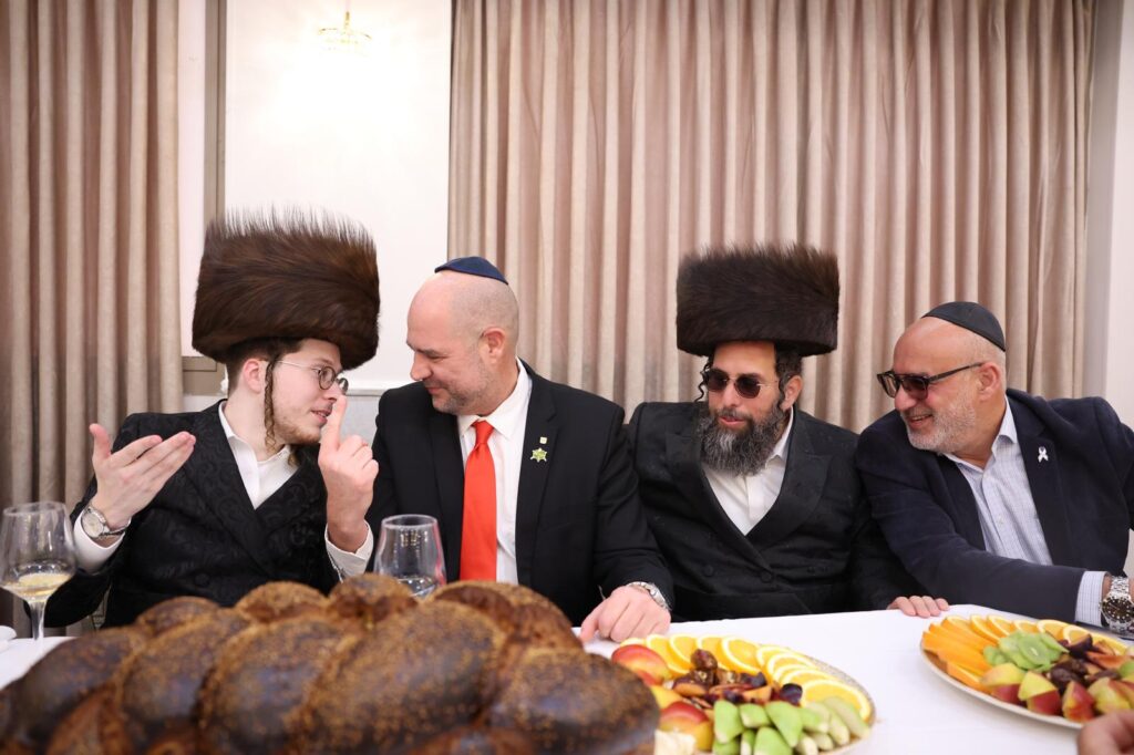 יועץ התקשורת ערך ברית לבנו הבכור - כולם התייצבו • צפו