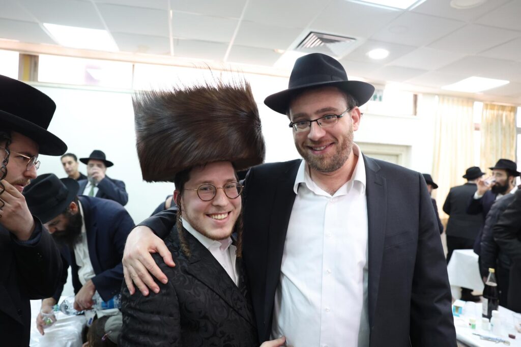 יועץ התקשורת ערך ברית לבנו הבכור - כולם התייצבו • צפו