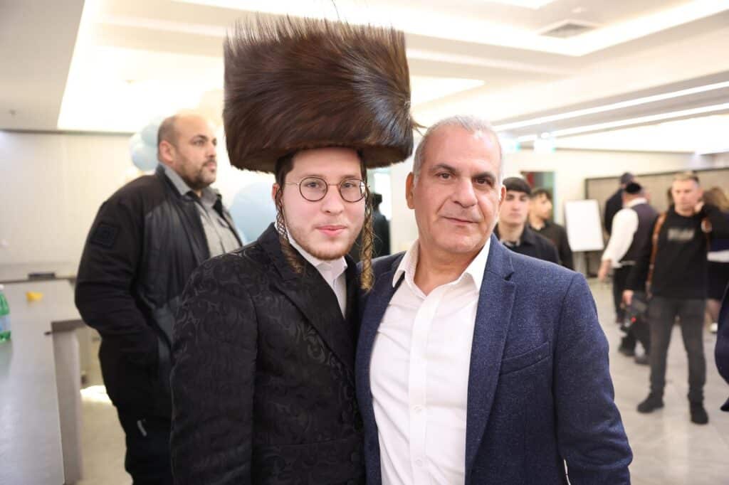 יועץ התקשורת ערך ברית לבנו הבכור - כולם התייצבו • צפו