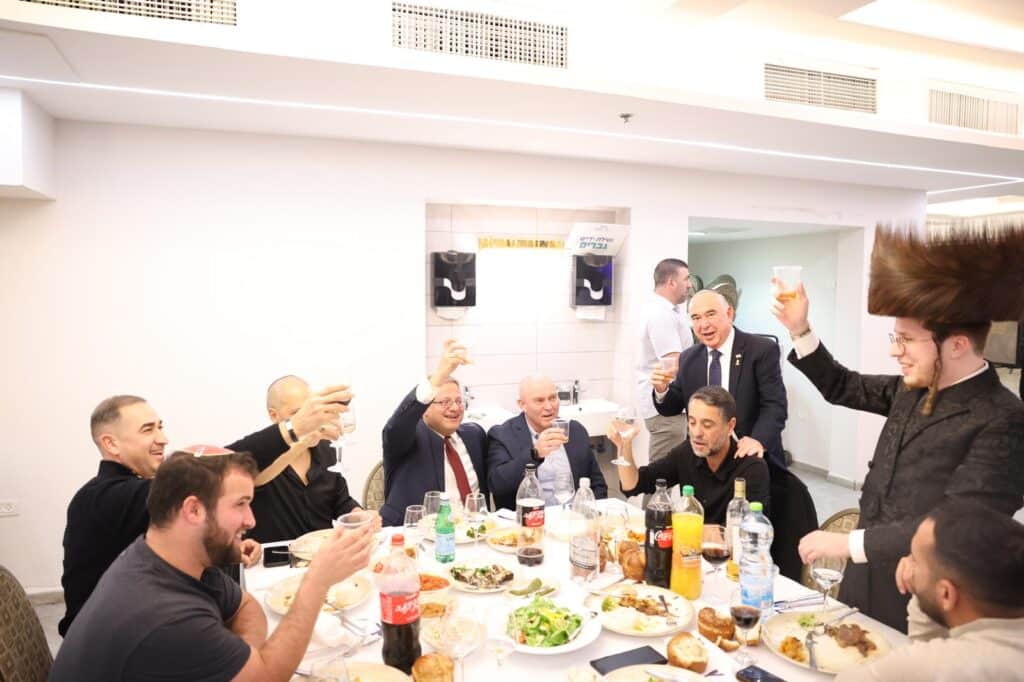 יועץ התקשורת ערך ברית לבנו הבכור - כולם התייצבו • צפו