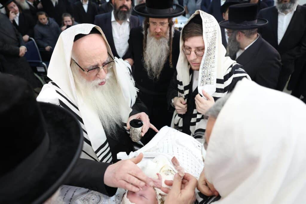 יועץ התקשורת ערך ברית לבנו הבכור - כולם התייצבו • צפו