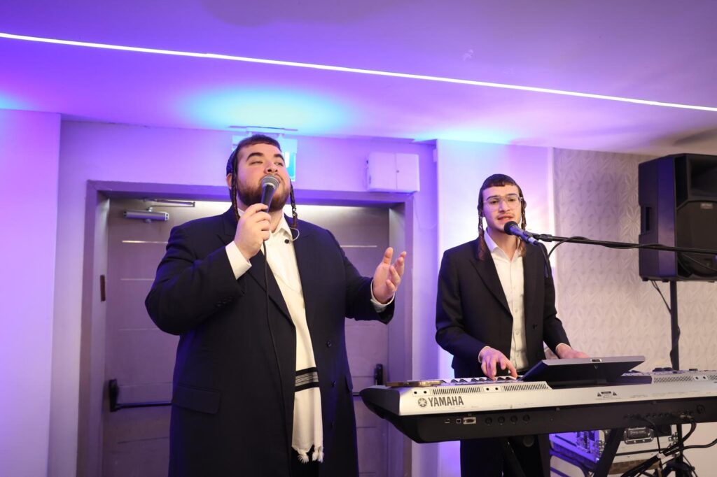 יועץ התקשורת ערך ברית לבנו הבכור - כולם התייצבו • צפו