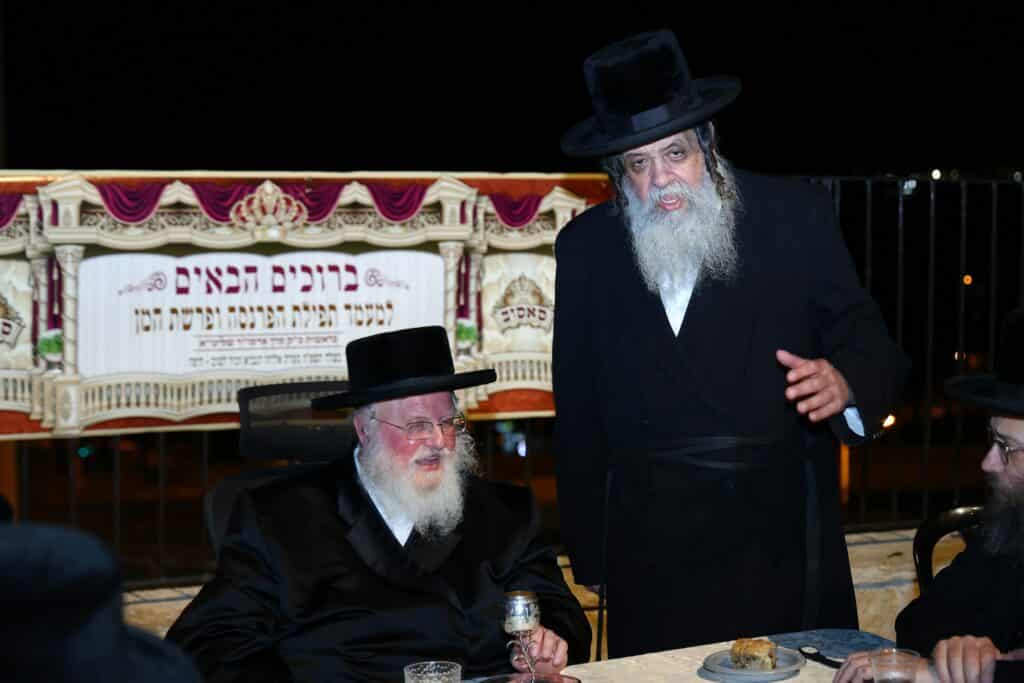 הרבי מסאסוב קרא פרשת המן וערך טיש עם חסידיו הרבי מסאסוב קרא פרשת המן וערך טיש עם חסידיו